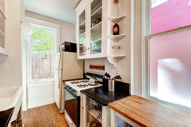 Cute kitchen offers ample counter & glass-face accent cabinets! - 2922 Welton St