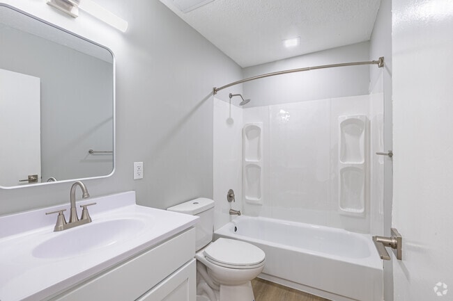 2 habitaciones, 1 baño - 805 pies cuadrados - Baño principal - Bristol Gardens Apartments