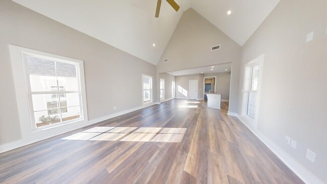 Building Photo - Fox Run Townhome Available August!