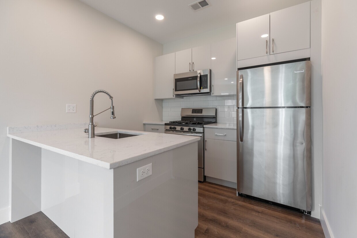 Foto principal - 843 Columbia Rd