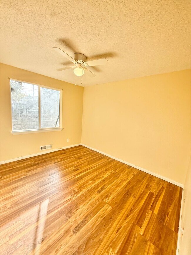 Foto del edificio - Home for rent on Union with Oversized Gara...