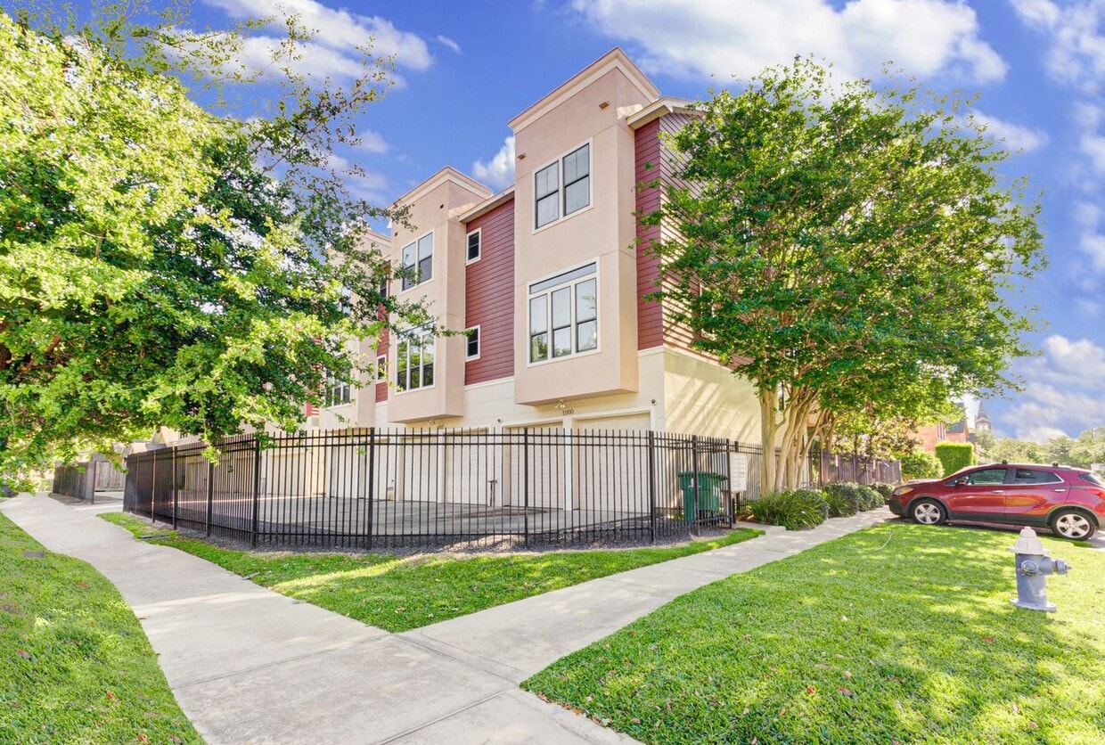 Primary Photo - Modern 3 Bedroom // 3.5 Bathroom in the He...