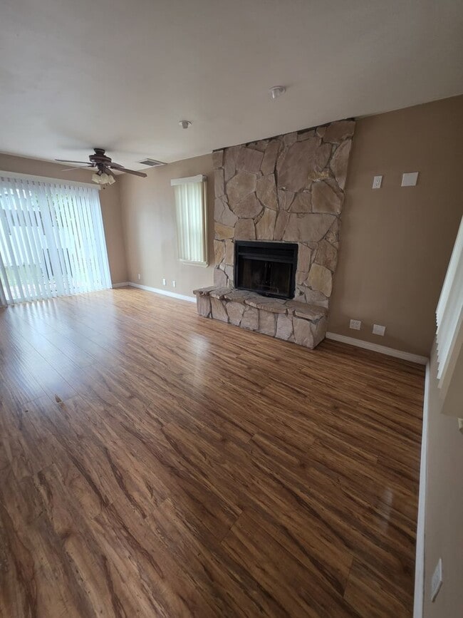 Building Photo - 2072