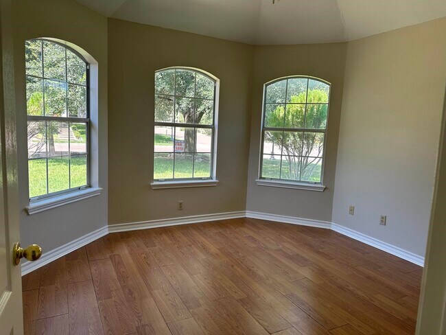 Building Photo - 223 Oriole Ln