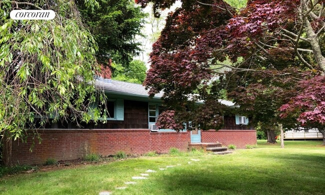 Building Photo - 146 W Neck Rd