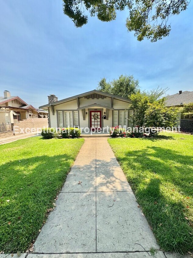 Primary Photo - Great 2 bed 1 bath Craftsman home!