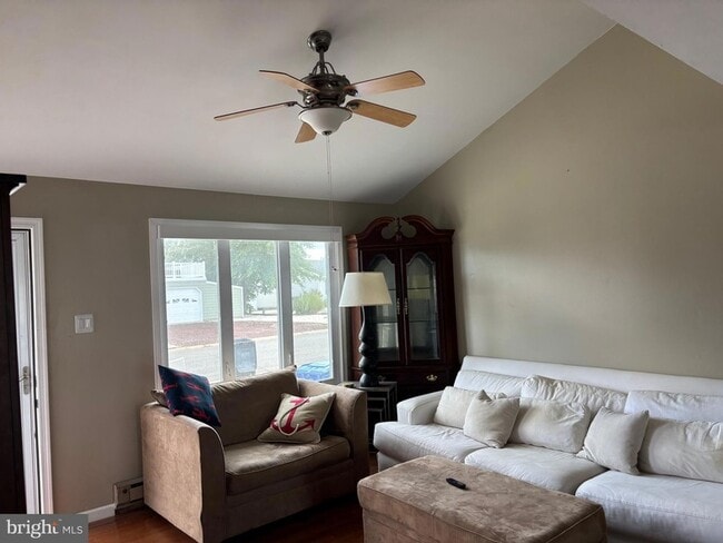 Foto del edificio - 156 Rodman Dr