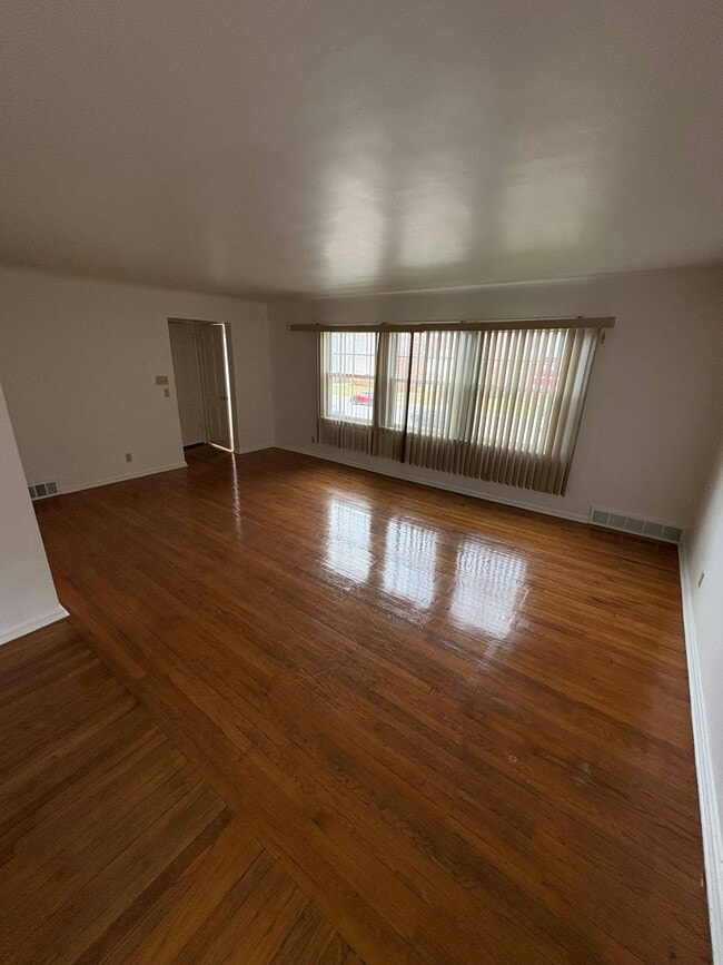 Foto del edificio - 13698 Cedar Rd