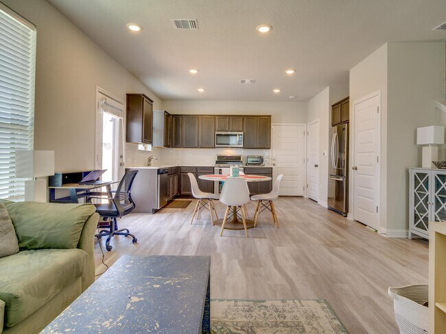 Building Photo - 7700 Dylan Dr