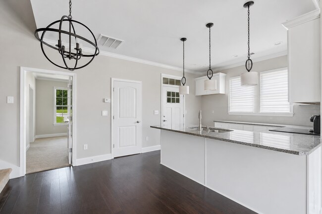 Foto del edificio - 544 Twin Lake Rd