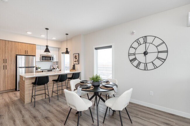 Photo du bâtiment - Latitude 49 Townhomes