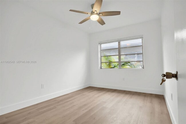 Foto del edificio - 4740 Pine Tree Dr