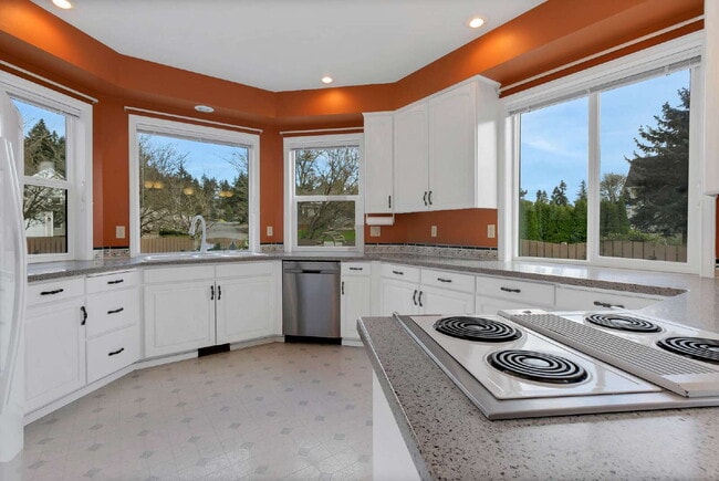 Building Photo - Rare Short-Term Rental Opportunity | Beautiful Custom Home with Flexible 6-Month & Month-to-Month...