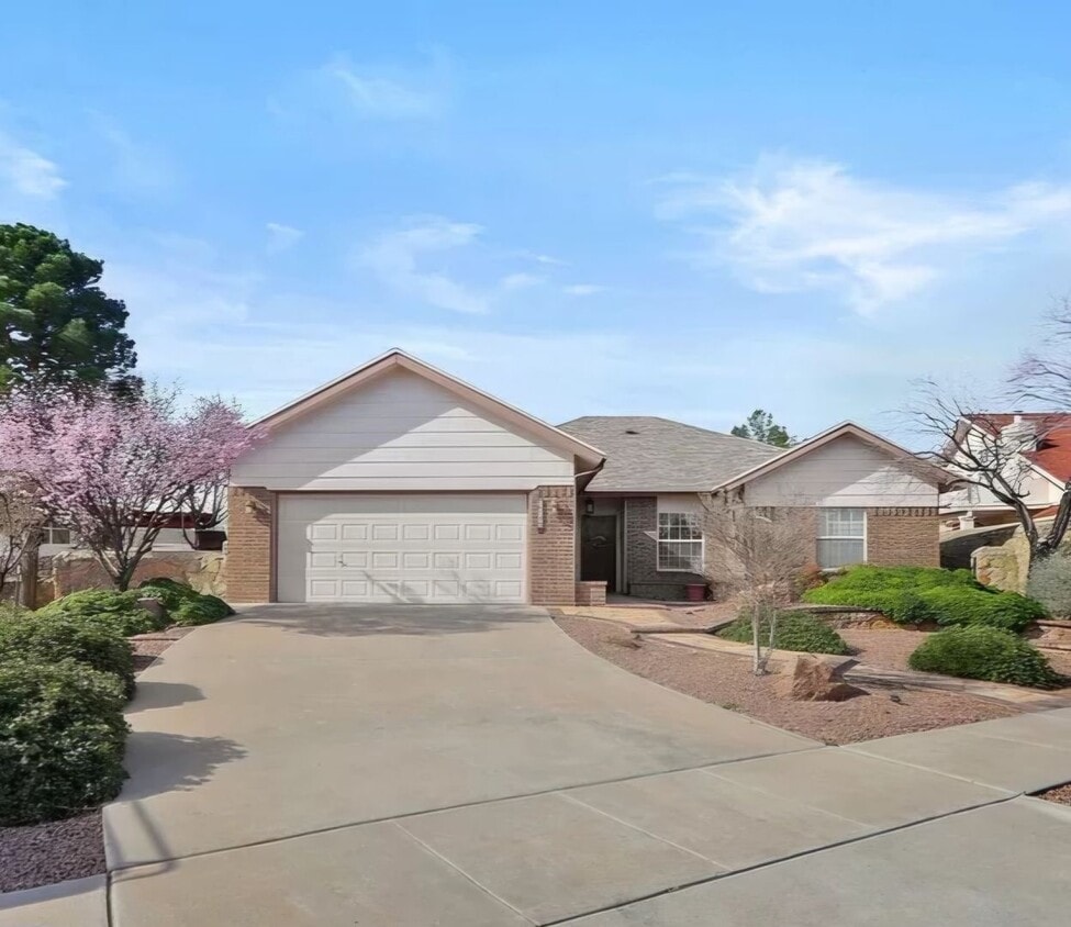Foto principal - Adorable 3 bedroom 2 bath in Northeast El ...