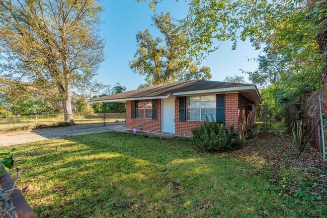 Foto del edificio - $1,120 - 3 bed/2 bath house in Turpin Hill, with fenced back yard! Section 8 Welcome!