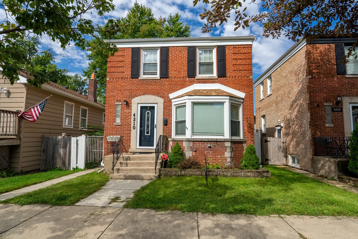 Primary Photo - 4210 Maple Ave