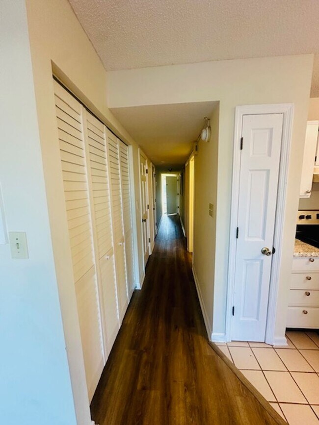 Foto del edificio - Long Term Rental-Ground floor 2 bedroom 1 bath condo