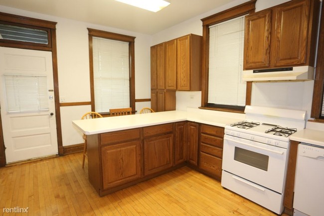 Foto del edificio - 1212 W Addison St