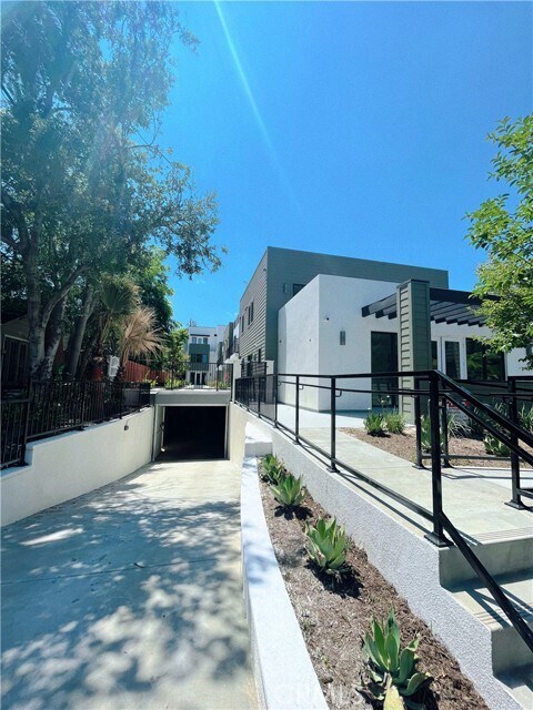 Foto del edificio - 95 Harkness Ave