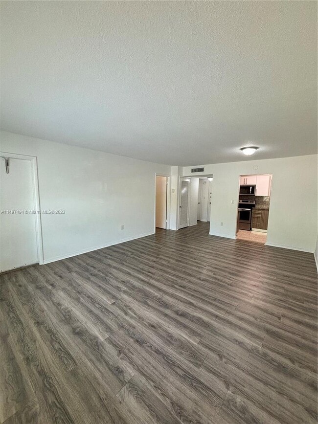 Foto del edificio - 7470 Miami Lakes Dr