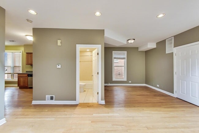 Building Photo - 2330 N Greenview Ave