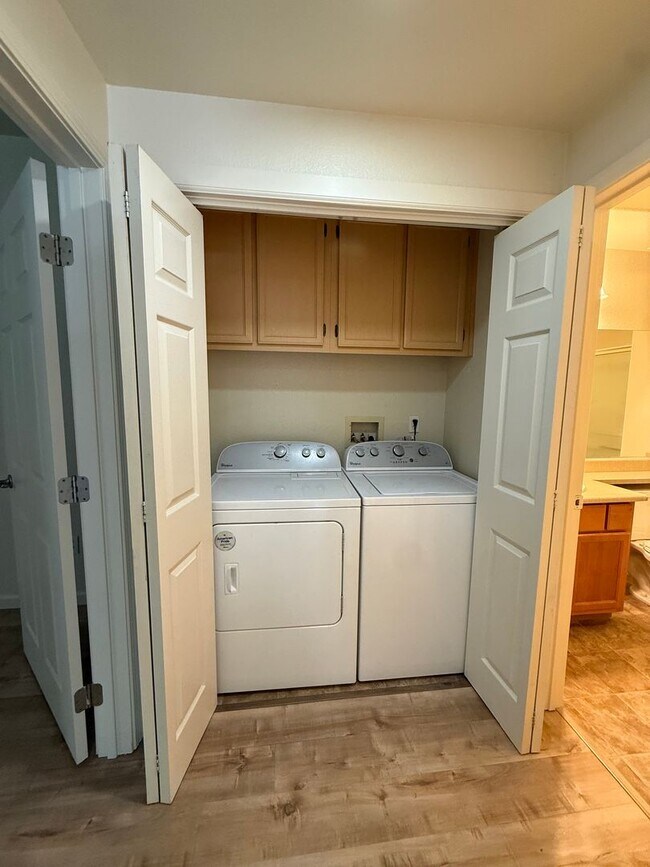 Foto del edificio - 2 bed | 2bath | 1039 SF | Private Garage | Assigned Parking | Owners pays for WS&G!