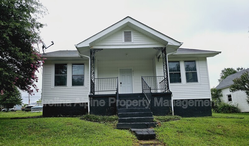 Primary Photo - 211 River St