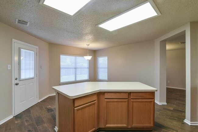 Building Photo - Large S. Arlington Home