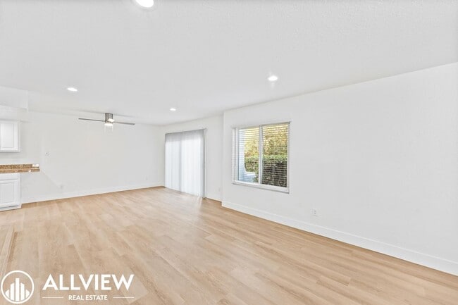 Foto del edificio - Upgraded 3 Bedroom Townhome in the Gated C...