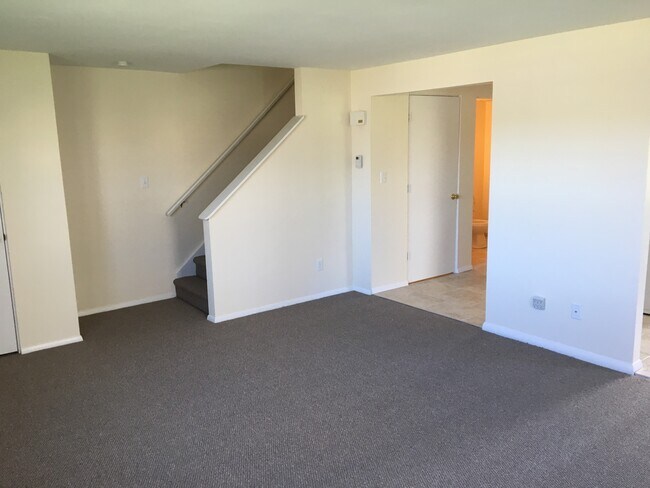 Building Photo - 916 Squires Ave