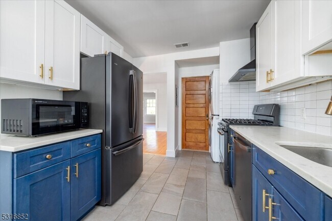 Building Photo - 157 Forest St