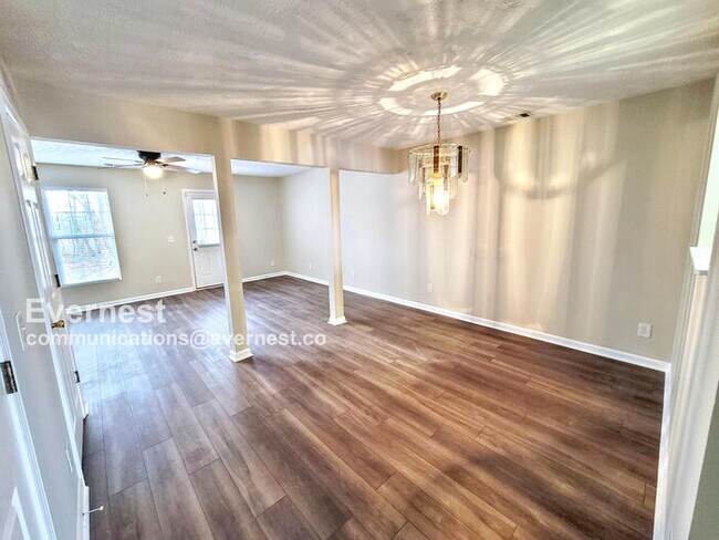 Foto del edificio - 5589 Strathmoor Manor Cir