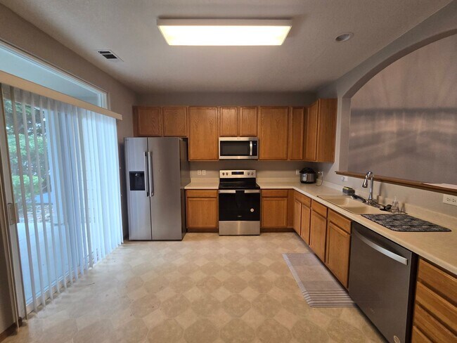 Building Photo - Bright and open Condo, walking distance to...