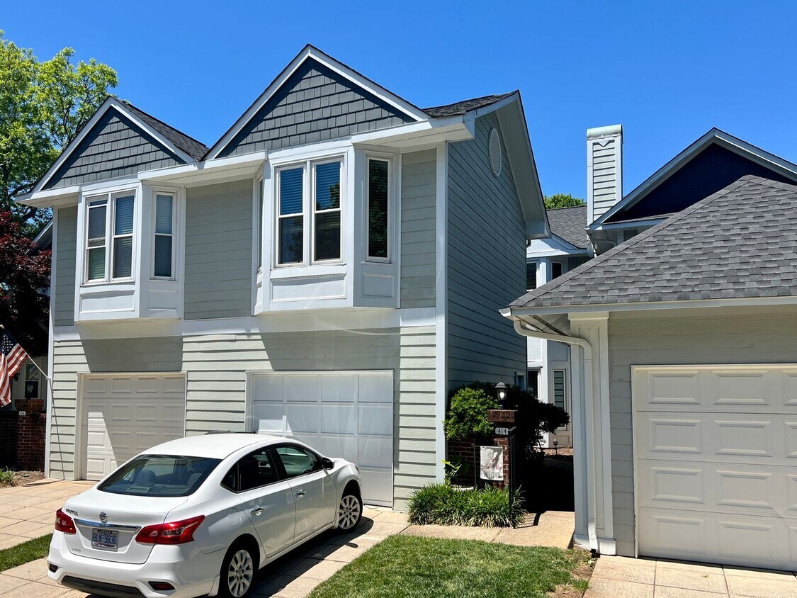 Foto principal - Updated Townhome w/ garage and Fenced Pati...