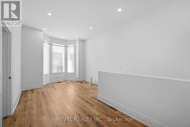 Building Photo - 153 Bay St N