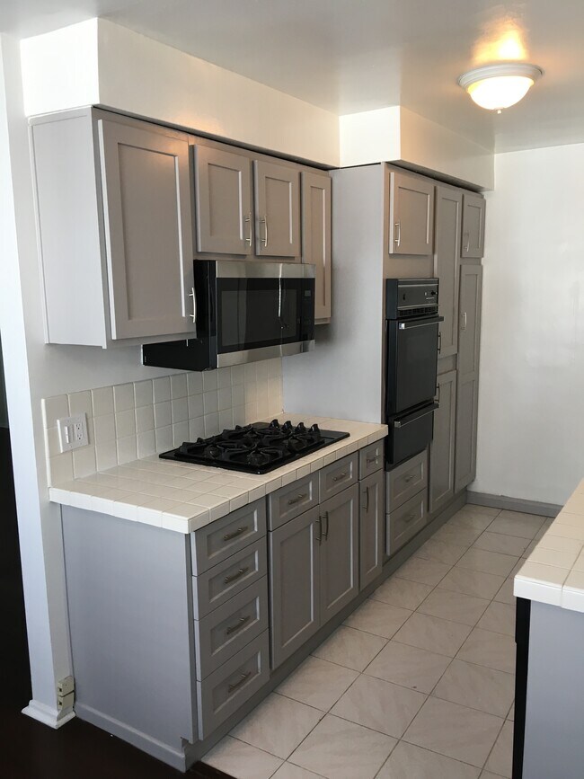 Kitchen with updated cabinets - 1418 Stanford St