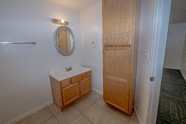 Building Photo - 14 E 400 S