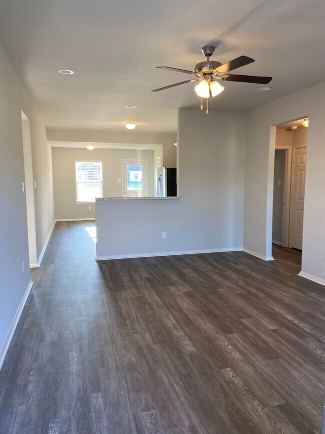 Building Photo - Four Bedroom | Two Bath Home in Fairview H...