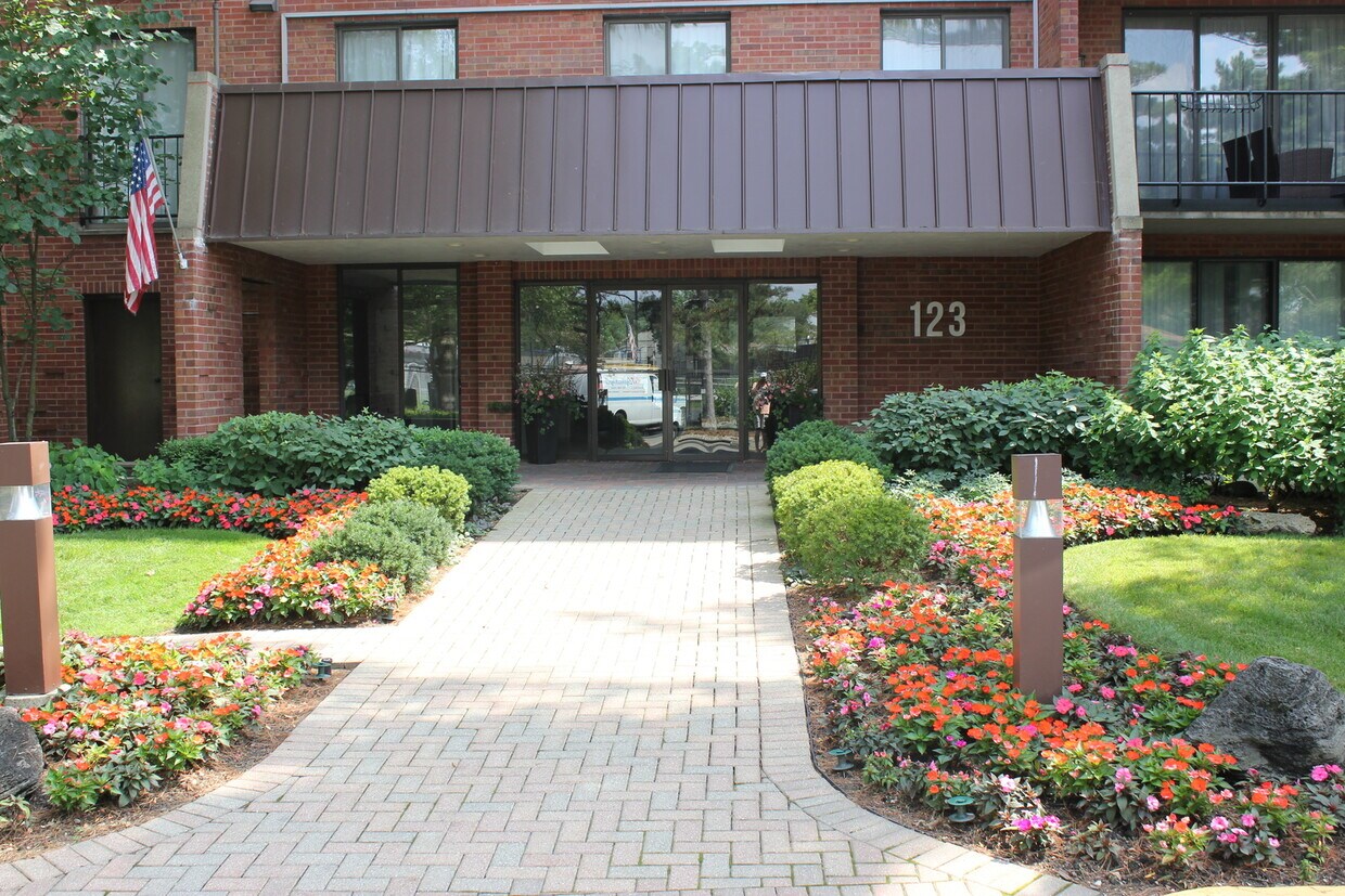 123 Acacia Cir Unit 413, Indian Head Park, IL 60525 Condo for Rent in