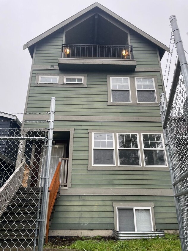 Primary Photo - Nice 9-bed, 4.5-bath house in Seattle for ...