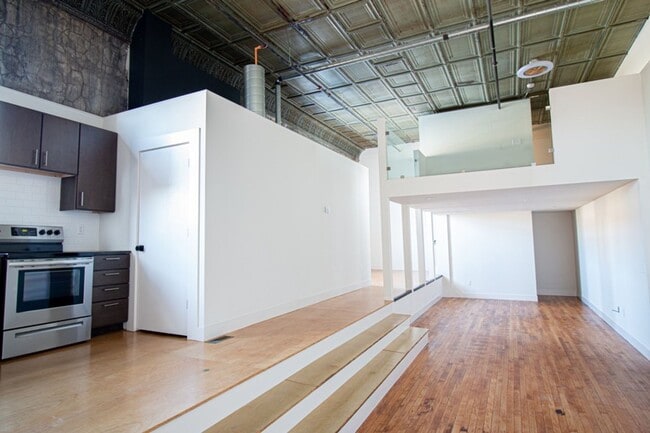 Building Photo - Spacious Loft