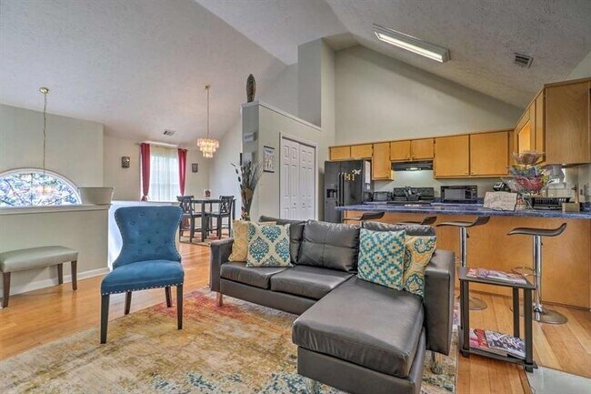 Building Photo - 483 Oak Dr