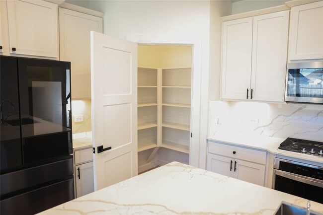 Foto del edificio - 22502 Petrizzi Ln