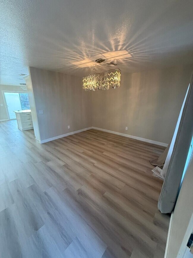 Foto del edificio - FOR RENT – Spacious 5 Bed / 3 Bath Home in Calexico!