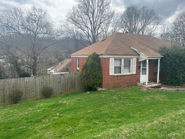 Building Photo - RARE CARSON LANE DUPLEX AVAILABLE