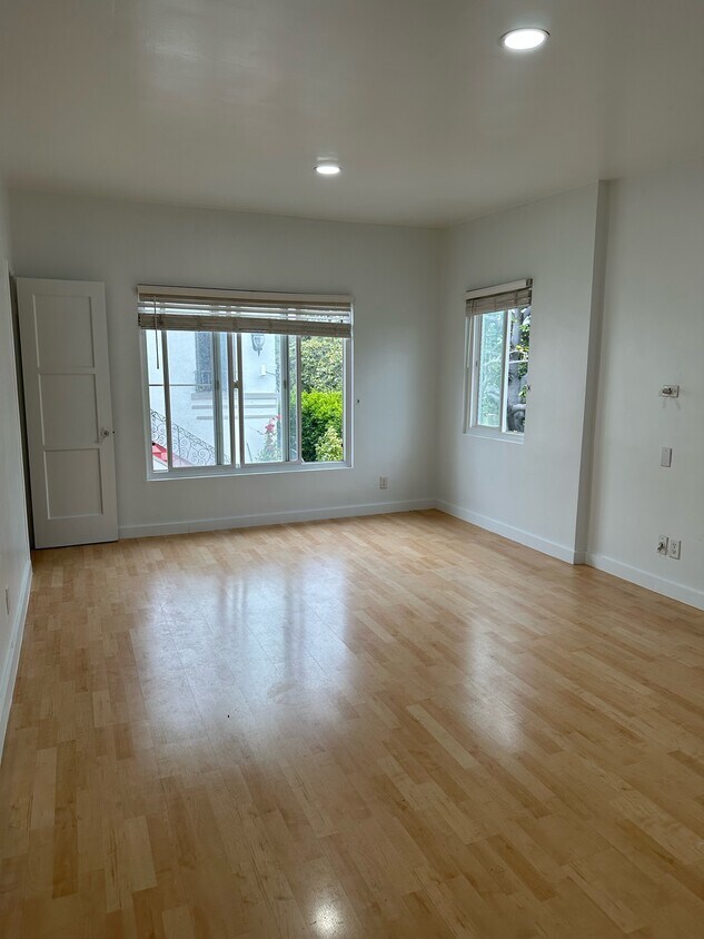 435 S Doheny Dr Unit Upper front, Beverly Hills, CA 90211 Apartments