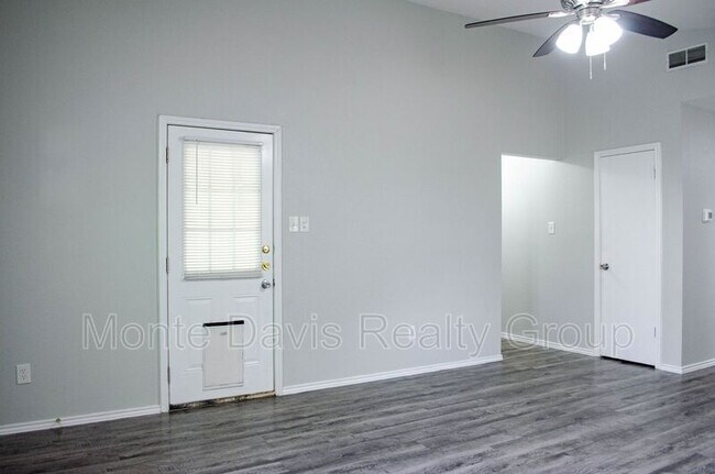 Foto del edificio - 908 Country Aire Dr