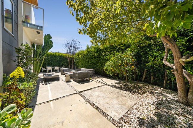 Building Photo - 11322 La Grange Ave