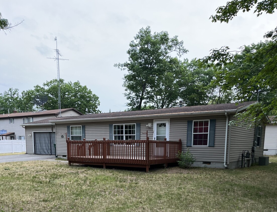 Three bedrooms, two bath, two car garage house - 101 Pleasantview Dr