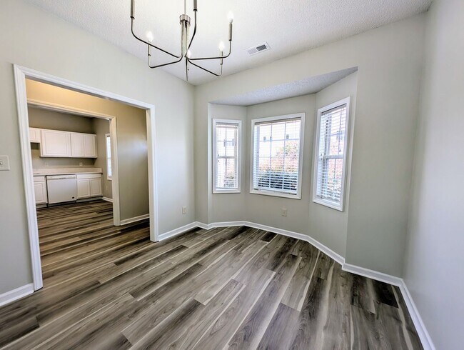 Foto del edificio - Move-In Ready Townhome with Downstairs Pri...